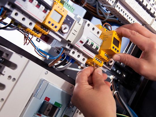 Uprawnienia elektryka bądź technik elektryk w kilkanaście miesięcy. Kurs przez internet
