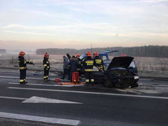 WIELISZEW. Czołowe zderzenie dwóch osobówek