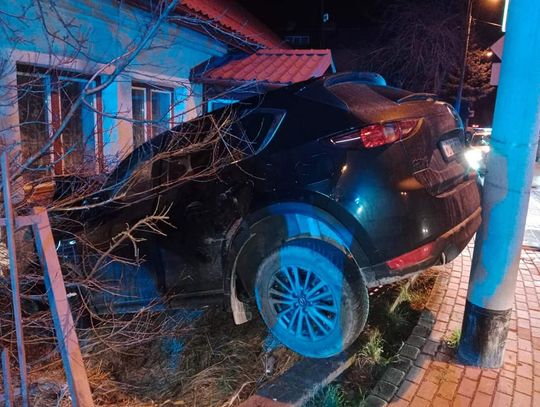 WIELISZEW. Pijany kierowca staranował ścianę budynku