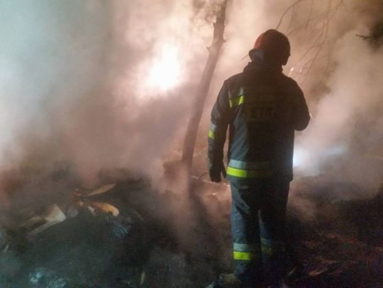 WIELISZEW. Pożar drewna opałowego