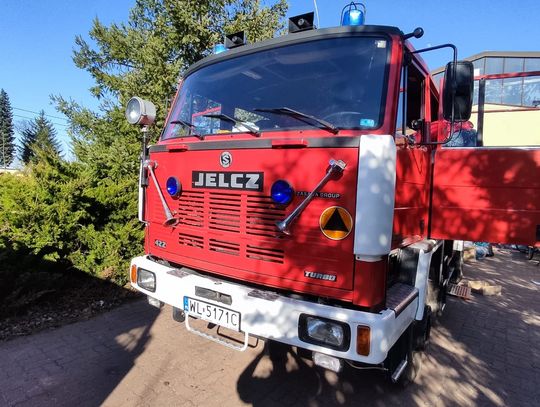 WIELISZEW. Uszkodzony passat pod cmentarzem