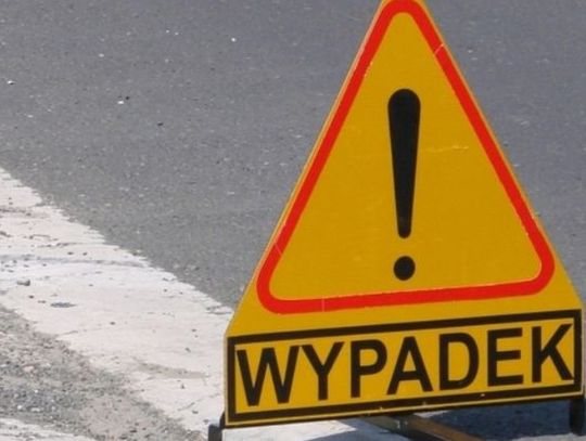 WIELISZEW. Wypadł z drogi i skończył na drzewie