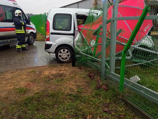 WIERZBICA. Osobówka staranowała ogrodzenie. Nie żyje kierowca auta