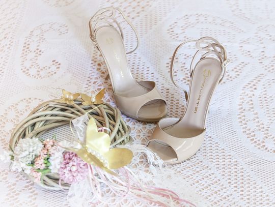 Wygodne sandały na obcasie – jak wybrać najlepsze buty na lato?