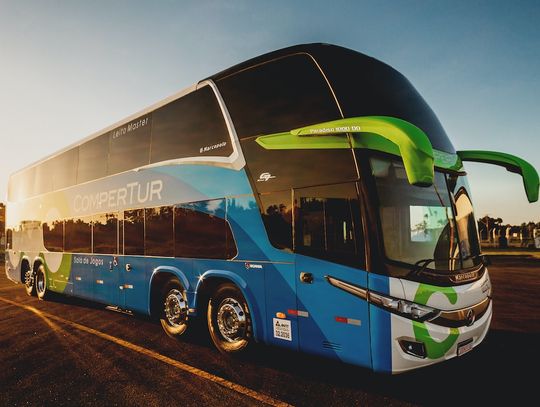 Wynajem autokaru z kierowcą – jakie ma korzyści?