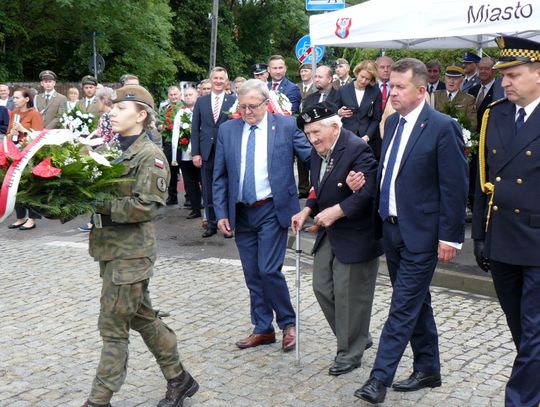 Z Powstańcem pod rękę - Z OKNA REDAKCJI...