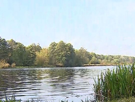 ZA MIEDZĄ. Trzymając dziecko na rękach skoczyła do Narwi