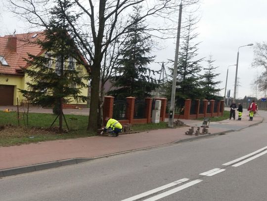 Zamiast dobrze wykonanego pobocza, słupki?