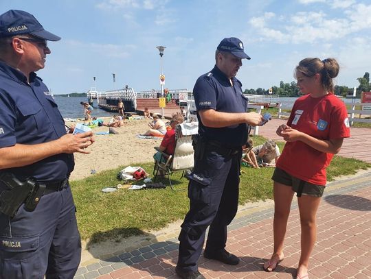 ZEGRZE. Jak bezpiecznie odpoczywać nad wodą - akcja policjantów z Nieporętu