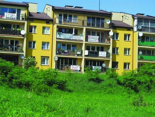 ZEGRZE. Rozgardiasz podczas budowy apartamentowca