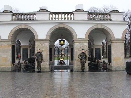 ZEGRZE. Zmiana Posterunku Honorowego przez żołnierzy zegrzyńskiego Centrum