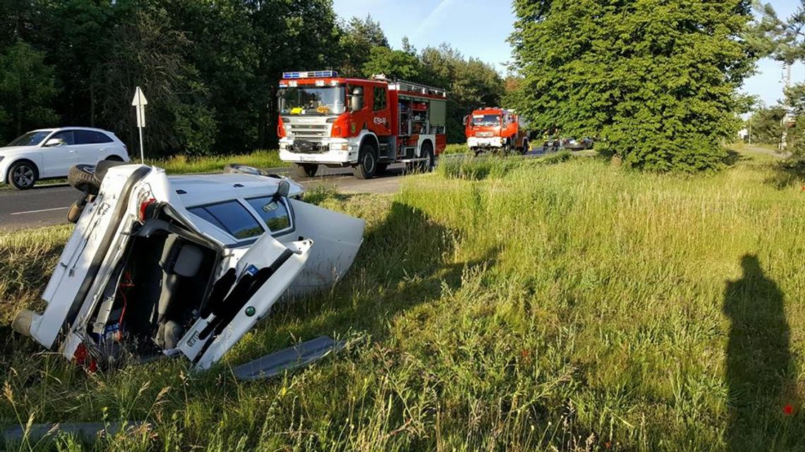 Auto z kobietą i dwójką dzieci wpadło do rowu Auto z kobietą i dwójką dzieci wpadło do rowu