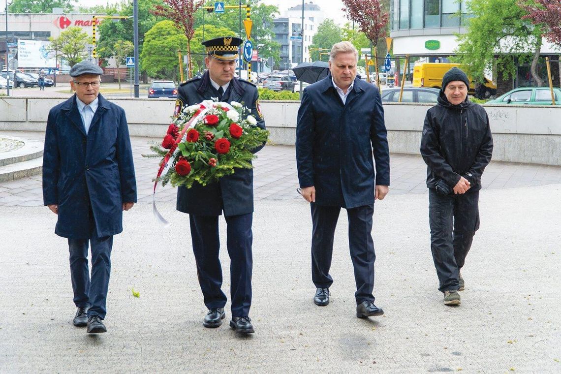 Biało-czerwone pod pomnikiem, a potem lekcja historii. Padła propozycja „L” w Rynku