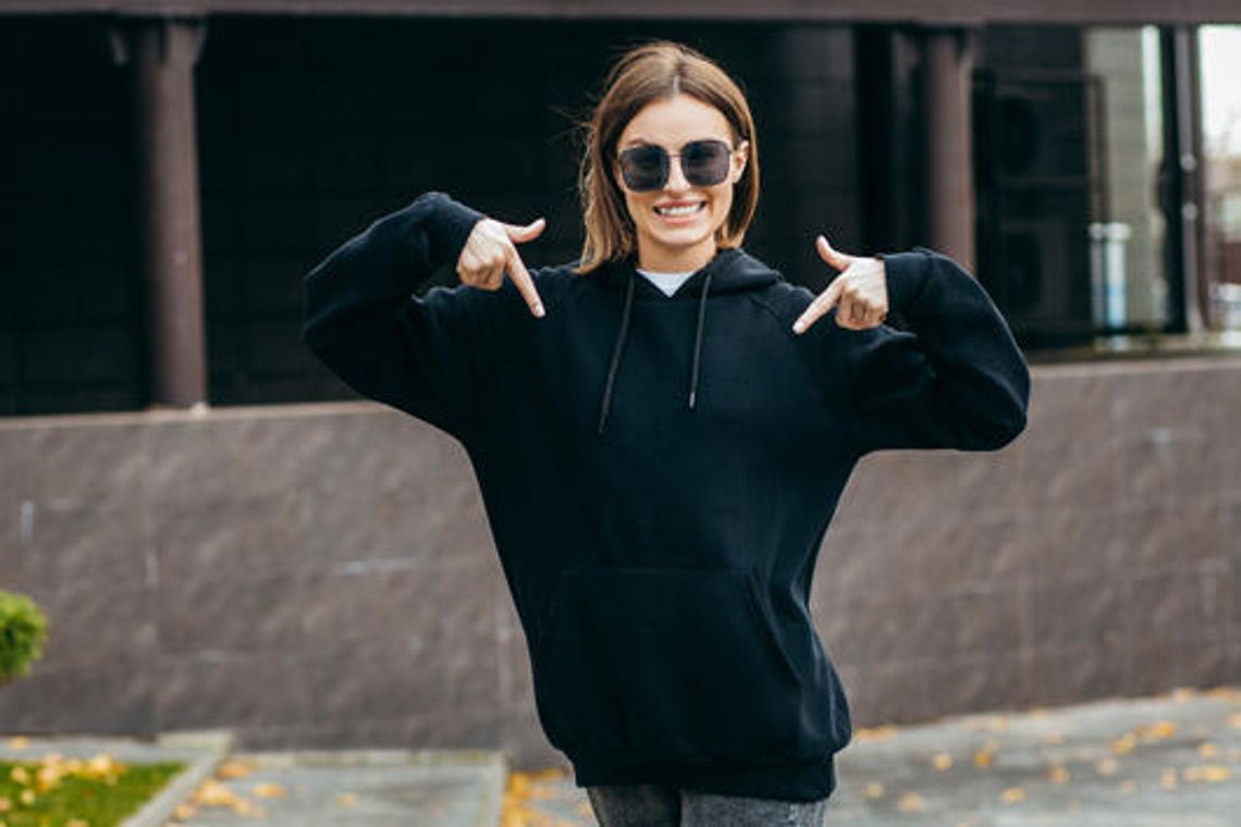 Bluzy damskie w jesiennych stylizacjach casualowych - jakie wybrać i jak je nosić?