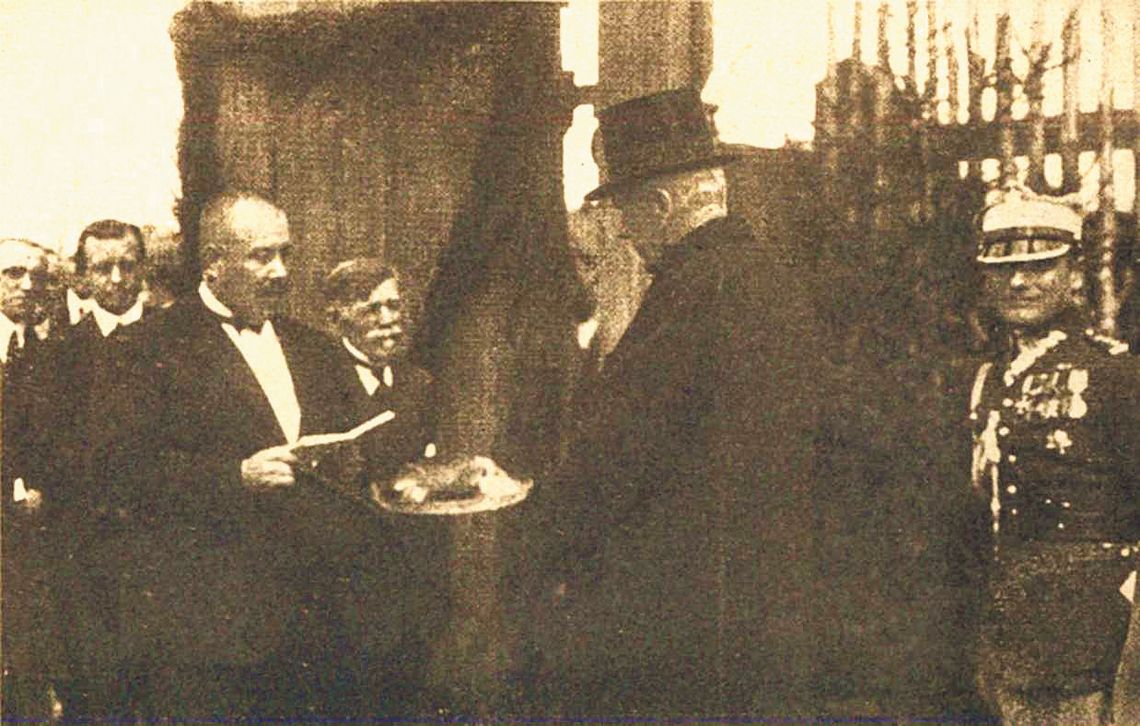 HISTORIA. Prezydent Mościcki w Legionowie - Właściciel huty wita głowę państwa