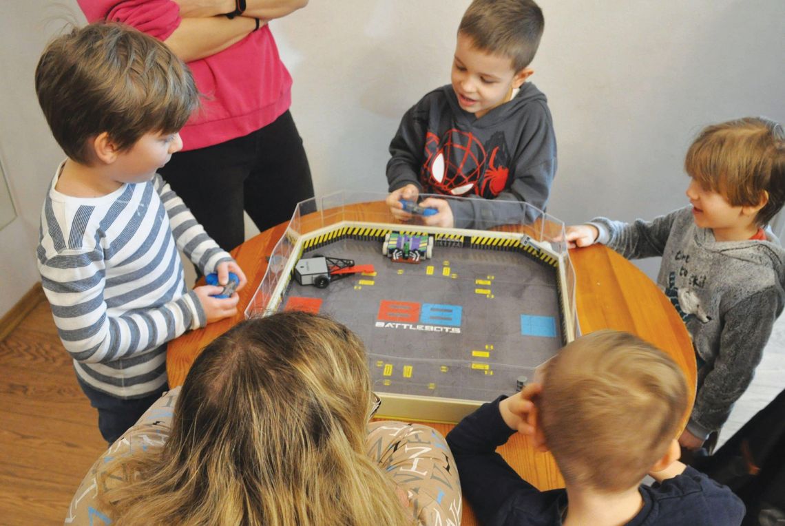 Interaktywny pokaz robotów