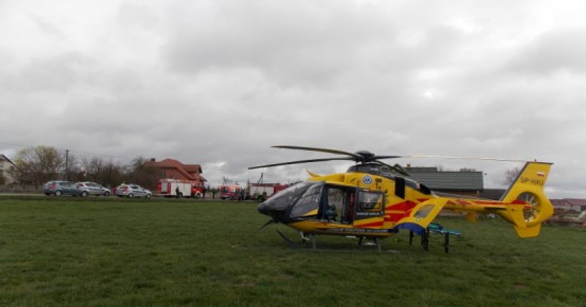 IZBICA. Lądowanie helikoptera do starszej kobiety