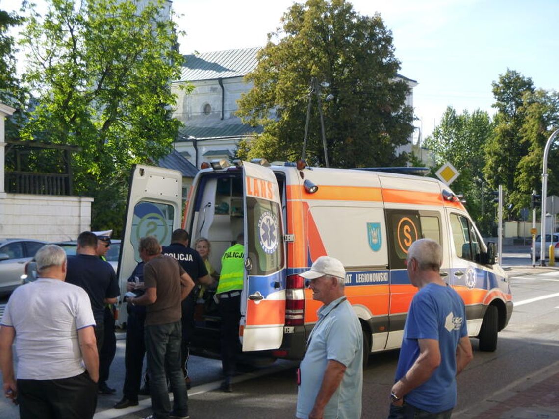 JABŁONNA. Babcia z wnuczką potrącone przy Pałacu JABŁONNA. Babcia z wnuczką potrącone przy Pałacu
