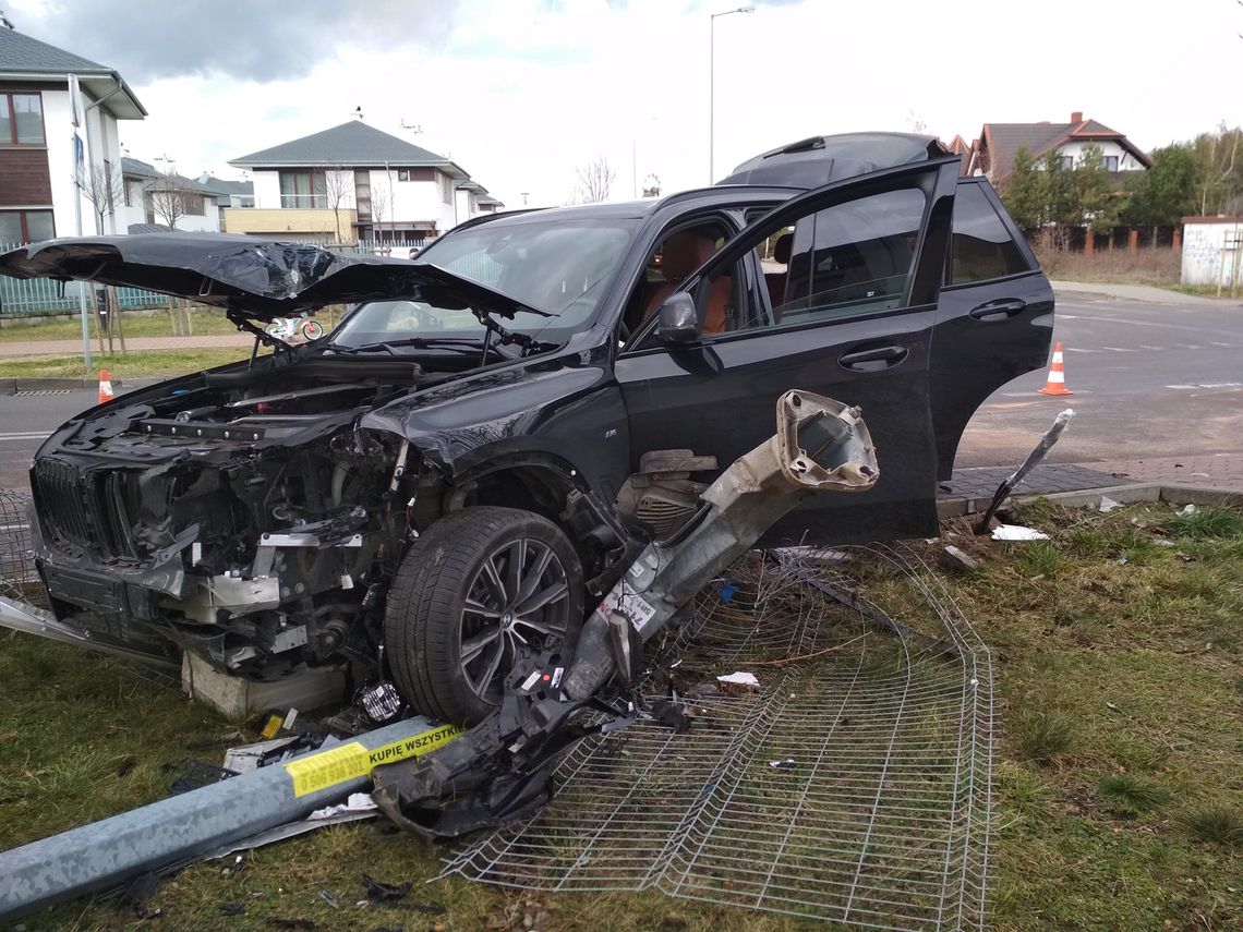 JABŁONNA. BMW ścięło latarnie i wjechało w ogrodzenie JABŁONNA. BMW ścięło latarnie i wjechało w ogrodzenie