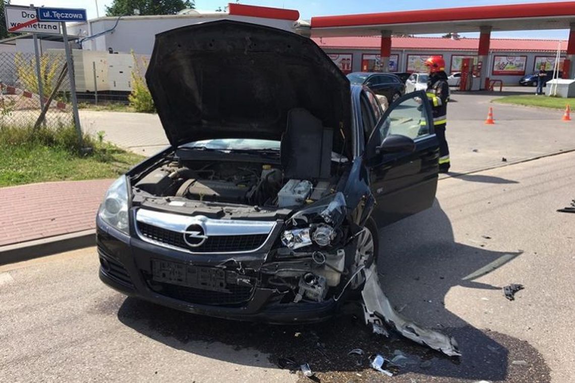 JABŁONNA. Kolizja dwóch pojazdów przy "Feniksie" JABŁONNA. Kolizja dwóch pojazdów przy "Feniksie"