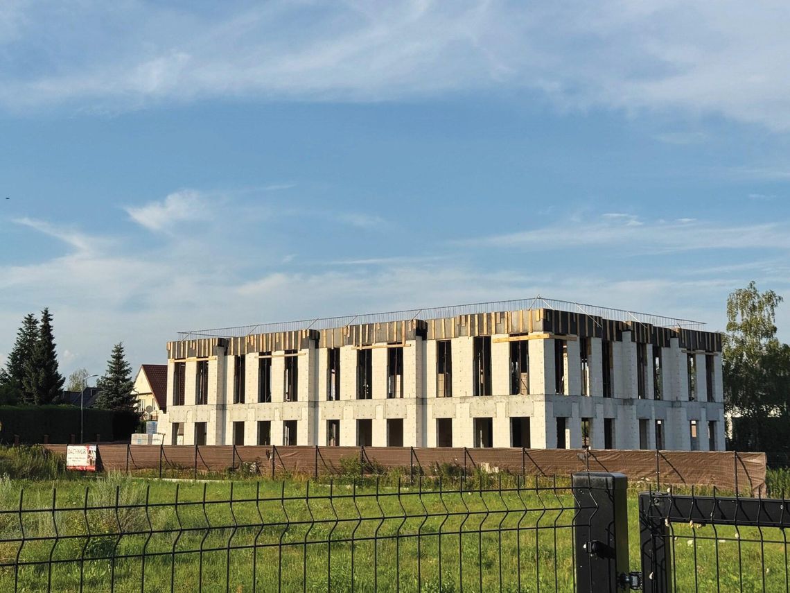 JABŁONNA. Kontrowersyjna zabudowa. Pałac SZEJKA w Jabłonnie?