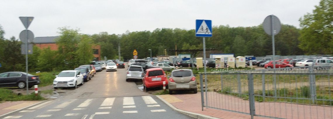 JABŁONNA. Nie ma gdzie zaparkować przy CEKS