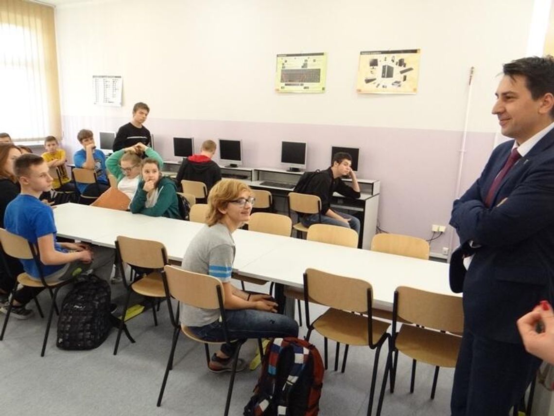 JABŁONNA. Nowa pracownia komputerowa w chotomowskim Gimnazjum