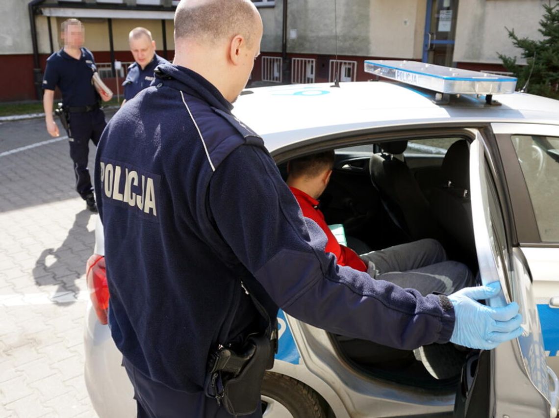 JABŁONNA. Pijany ukradł samochód i zakończył swój rajd na słupie