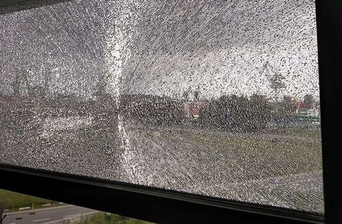 JABŁONNA. Próbował wejść do zamkniętego marketu, był pijany JABŁONNA. Próbował wejść do zamkniętego marketu, był pijany