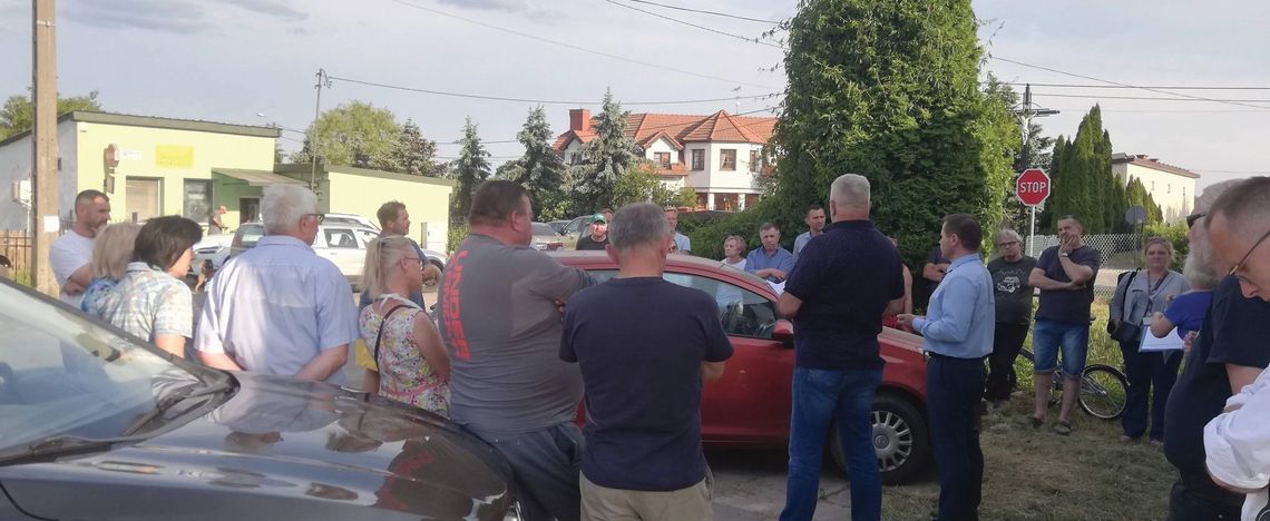 JABŁONNA/RAJSZEW. Spór o zwężenie ul. GOLFOWEJ