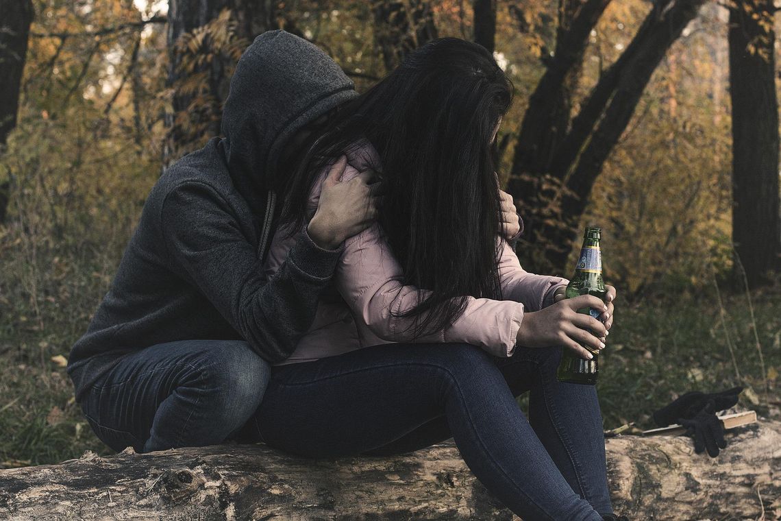 JABŁONNA. Siedmiolatek i niemowlak pod opieką w sztok "zalanych" rodziców
