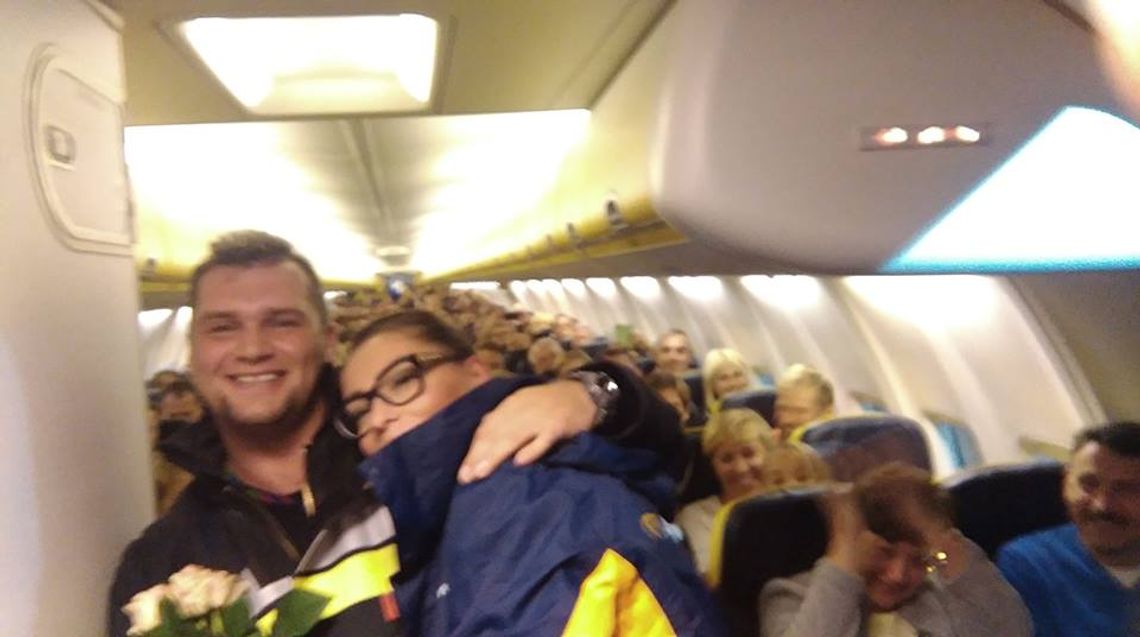 JABŁONNA. Strażak oświadczył się w samolocie JABŁONNA. Strażak oświadczył się w samolocie