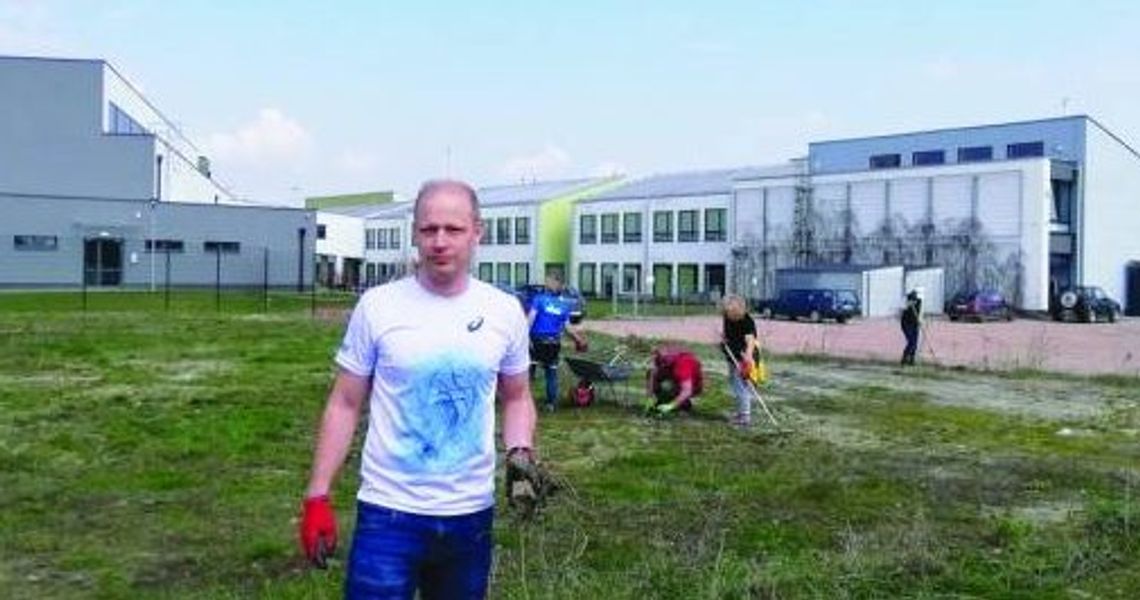JABŁONNA. Światowy Dzień Ziemii Posprzątali teren przy CEKS-ie