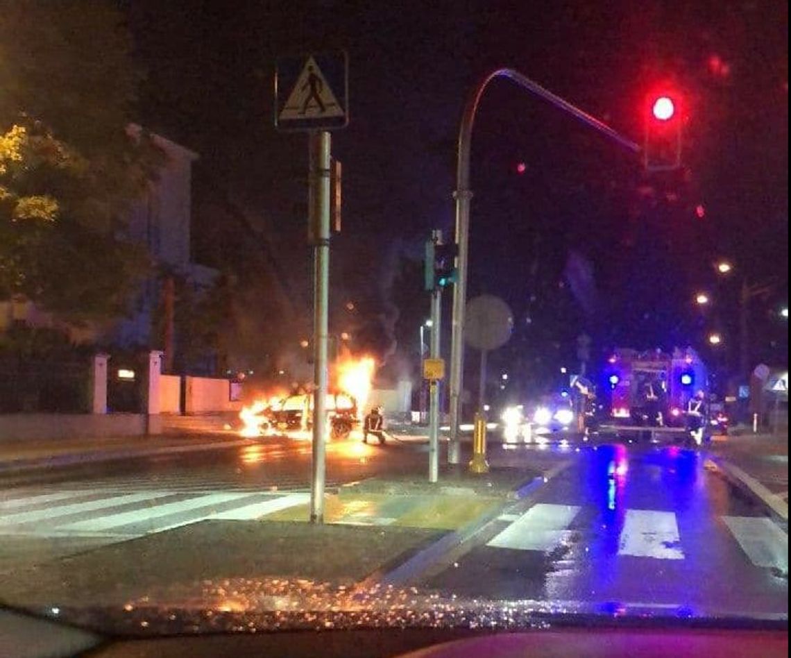 JABŁONNA. Uratował dwie osoby, które mogły zginąć w pożarze auta