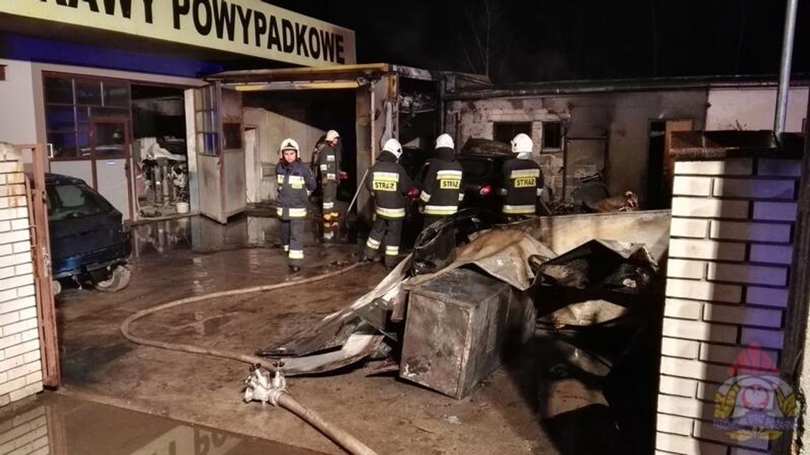 JABŁONNA. W warsztacie spłonęło 5 samochodów JABŁONNA. W warsztacie spłonęło 5 samochodów