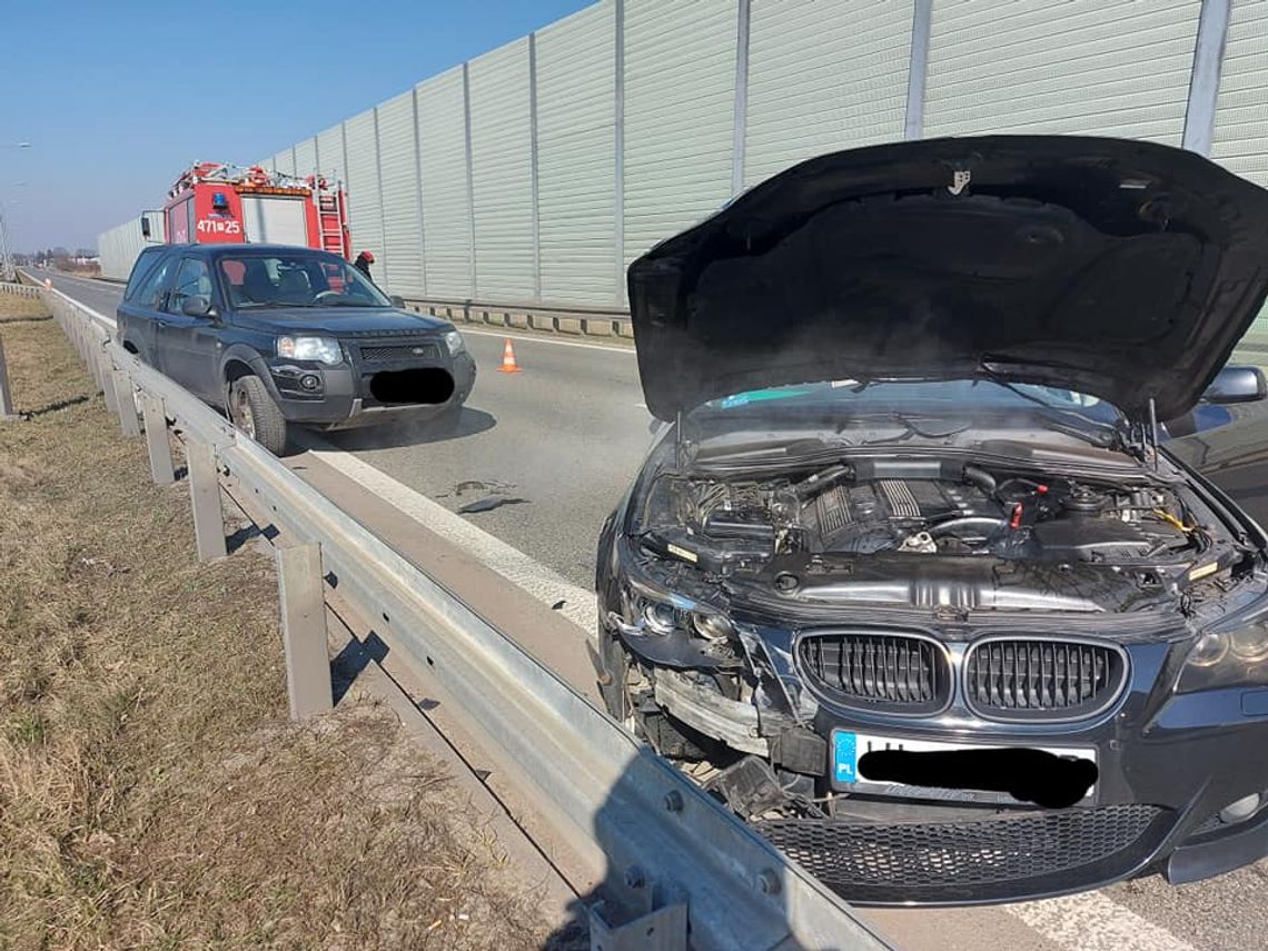 JABŁONNA. Wjechał w bariery i uderzył w inne auto