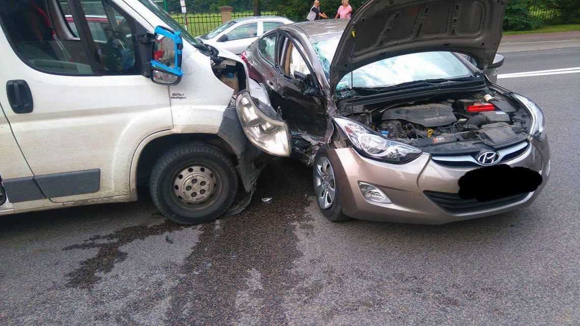 JABŁONNA. Wypadek na Modlińskiej - dwie osoby trafiły do szpitala JABŁONNA. Wypadek na Modlińskiej - dwie osoby trafiły do szpitala