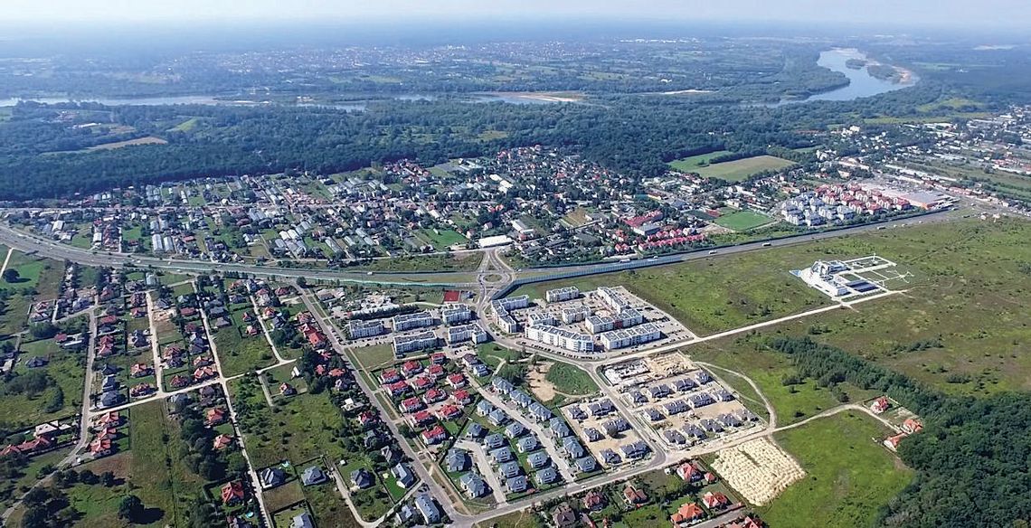 JABŁONNA. Z łomami w rękach wdzierają się do domów