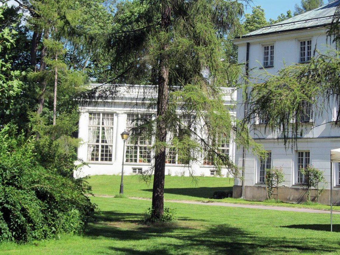 JABŁONNA. Zasypują gruzem zabytkowy park?