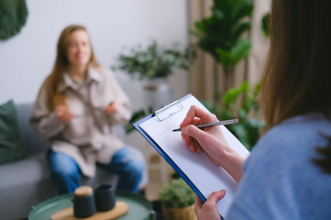 Jak wybrać odpowiedniego psychoterapeutę poznawczo-behawioralnego w Warszawie? Poradnik krok po kroku