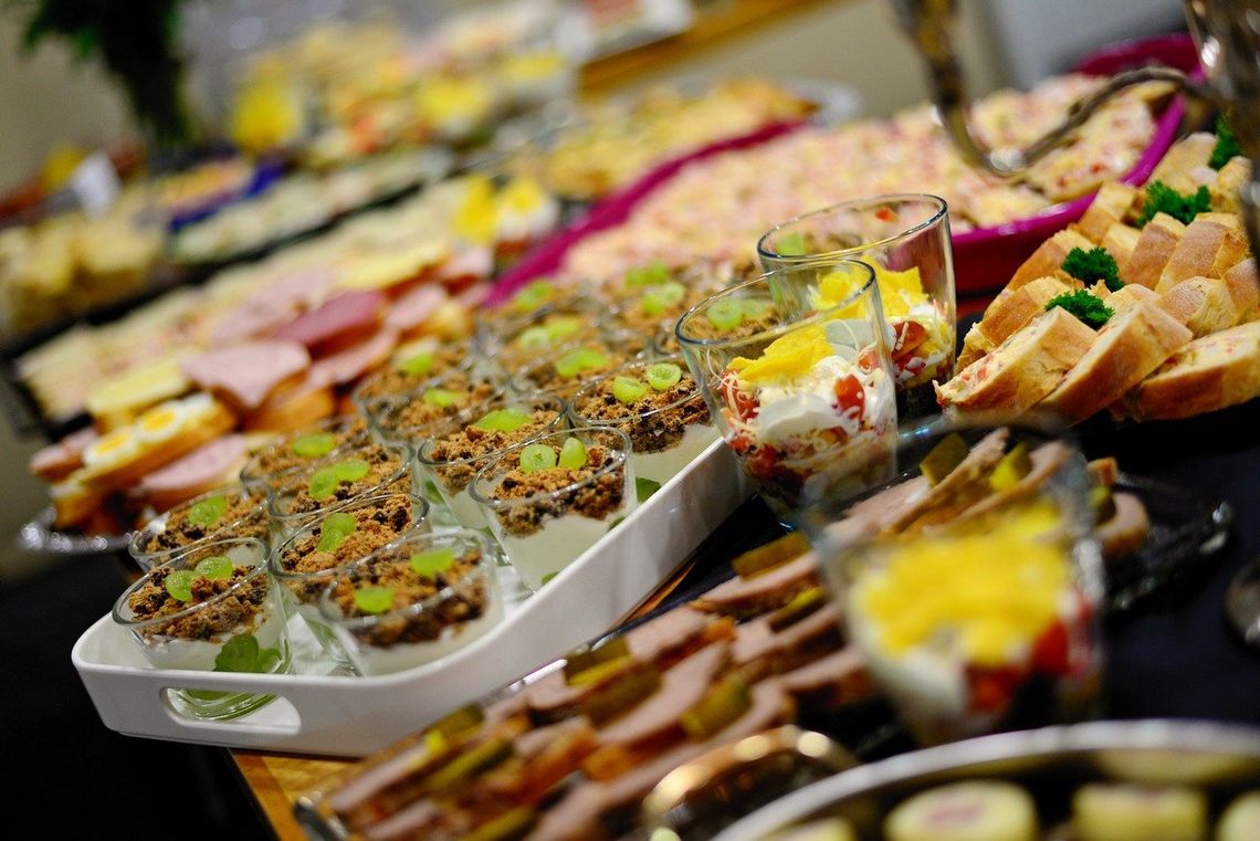 Jak zorganizować catering na konferencję? Gdy zadasz sobie te pytania, znajdziesz idealną firmę cateringową!
