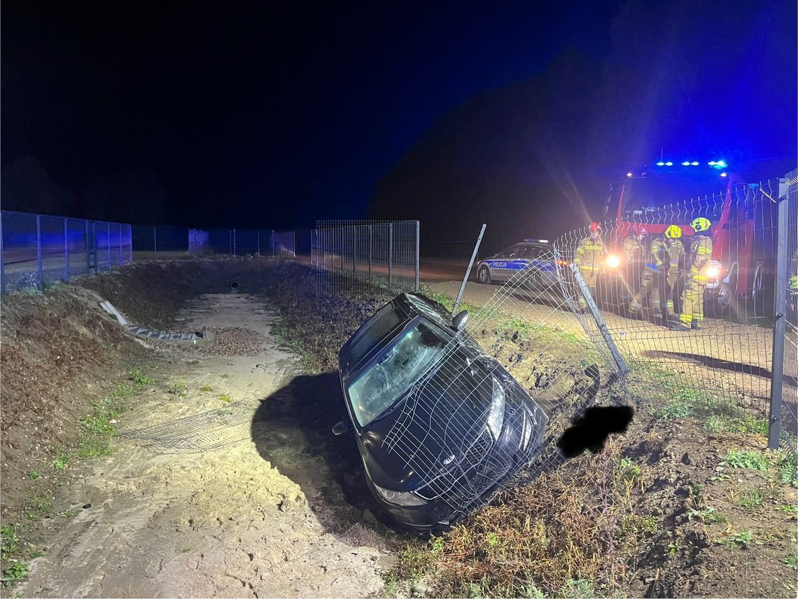 Kia wpadła do zbiornika retencyjnego. 21-latek trafił do szpitala Kia wpadła do zbiornika retencyjnego. 21-latek trafił do szpitala