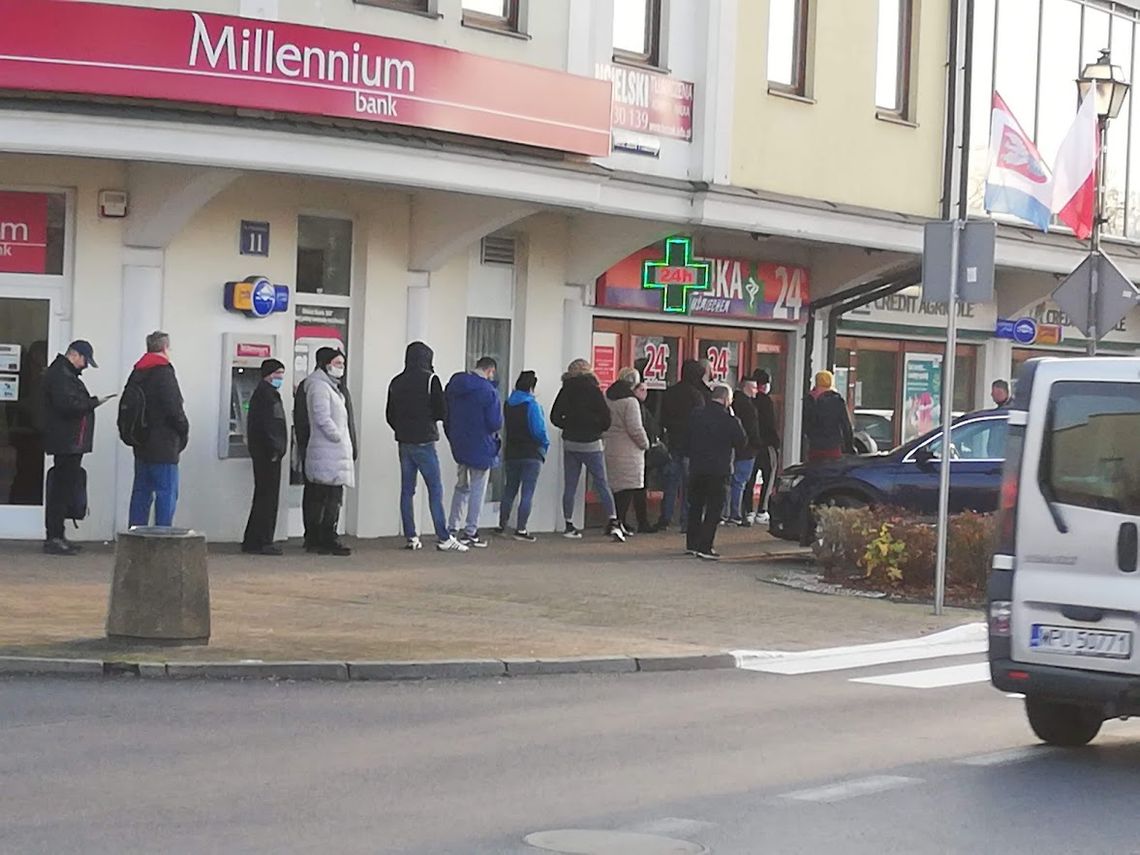 Kolejki do testów, kolejki pod aptekami, ale nie w punktach szczepień... KRÓTKO I NA TEMAT