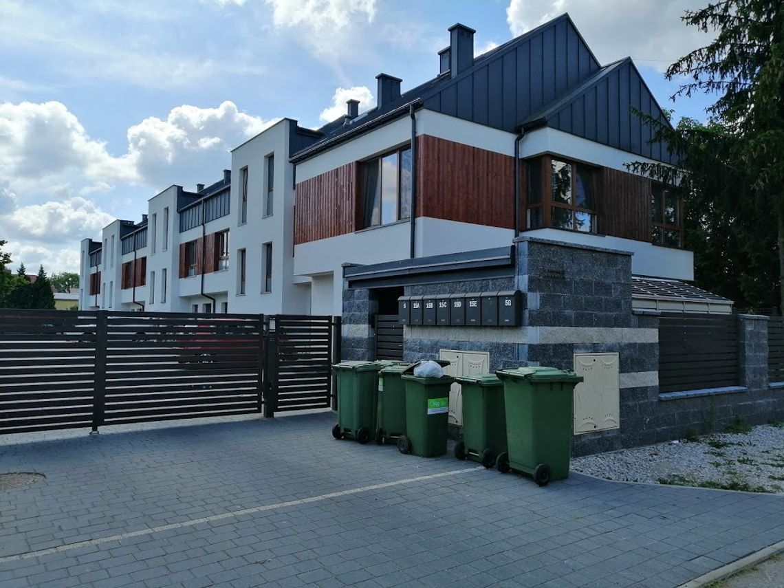 KOMENTARZ BIEŻĄCY. Okno w okno