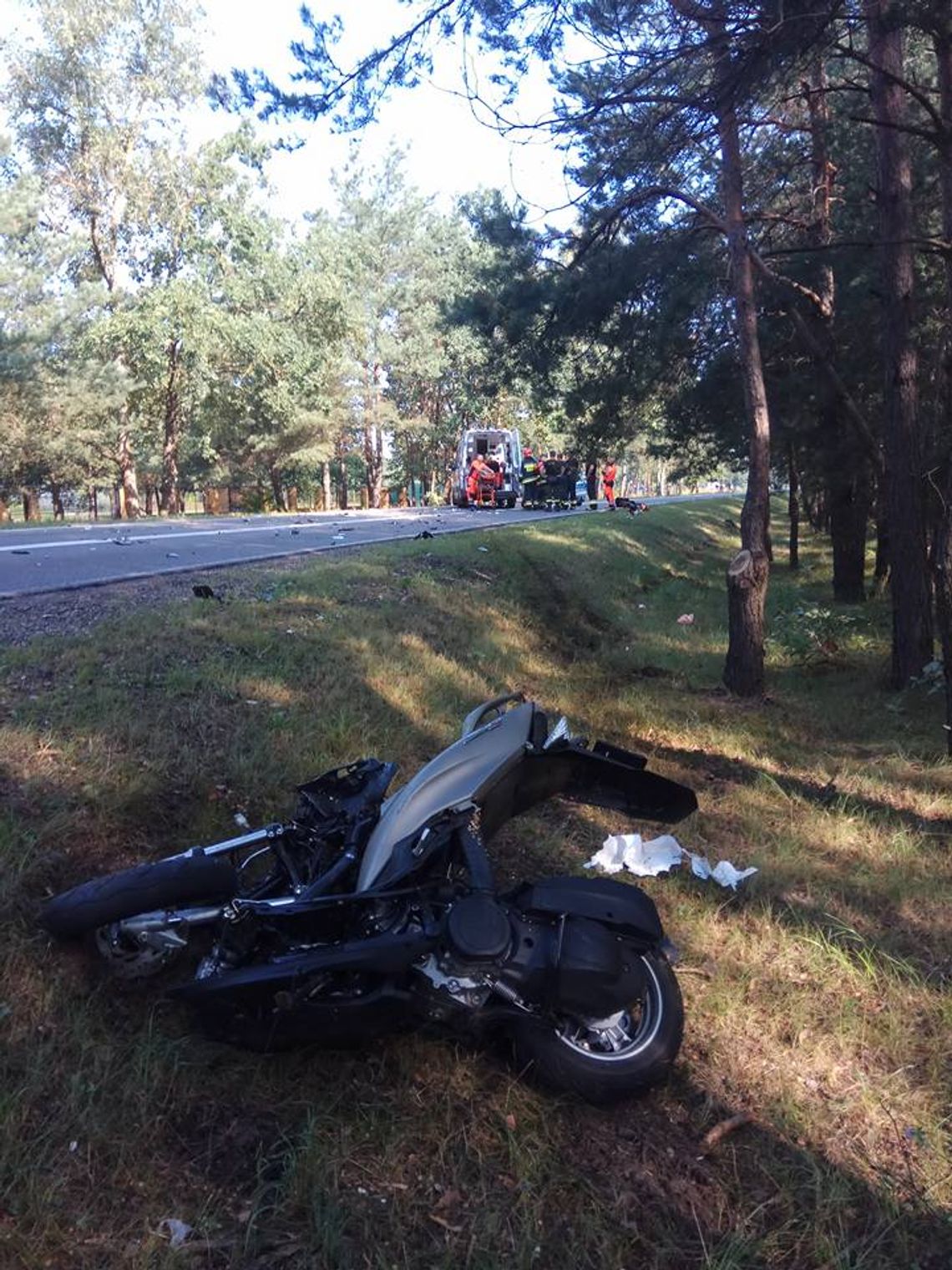 KOMORNICA. Zderzenie skutera z ciężarówką. 30-letnia kobieta w stanie ciężkim została zabrana przez helikopter