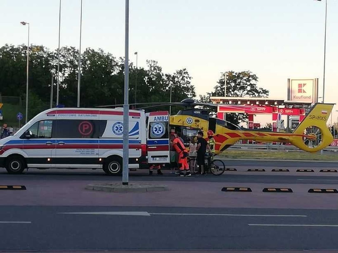 LEGIONOWO. 12-latka potrącona przez osobówkę zabrana przez śmigłowiec LEGIONOWO. 12-latka potrącona przez osobówkę zabrana przez śmigłowiec