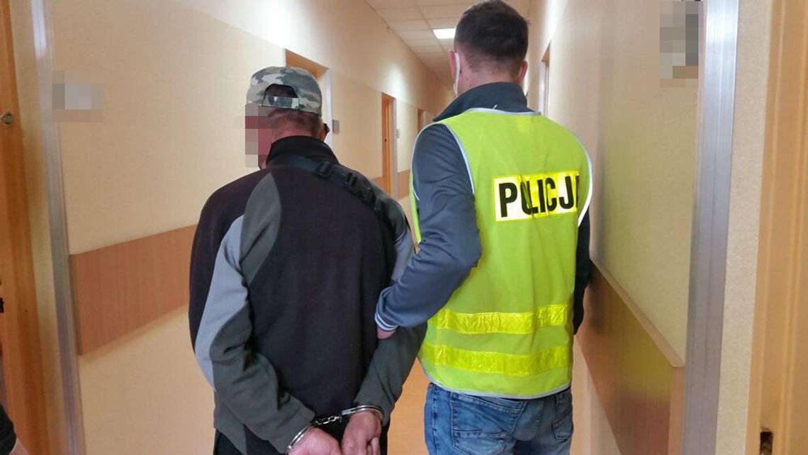 LEGIONOWO. 1590 paczek papierosów z przemytu na straganie z warzywami
