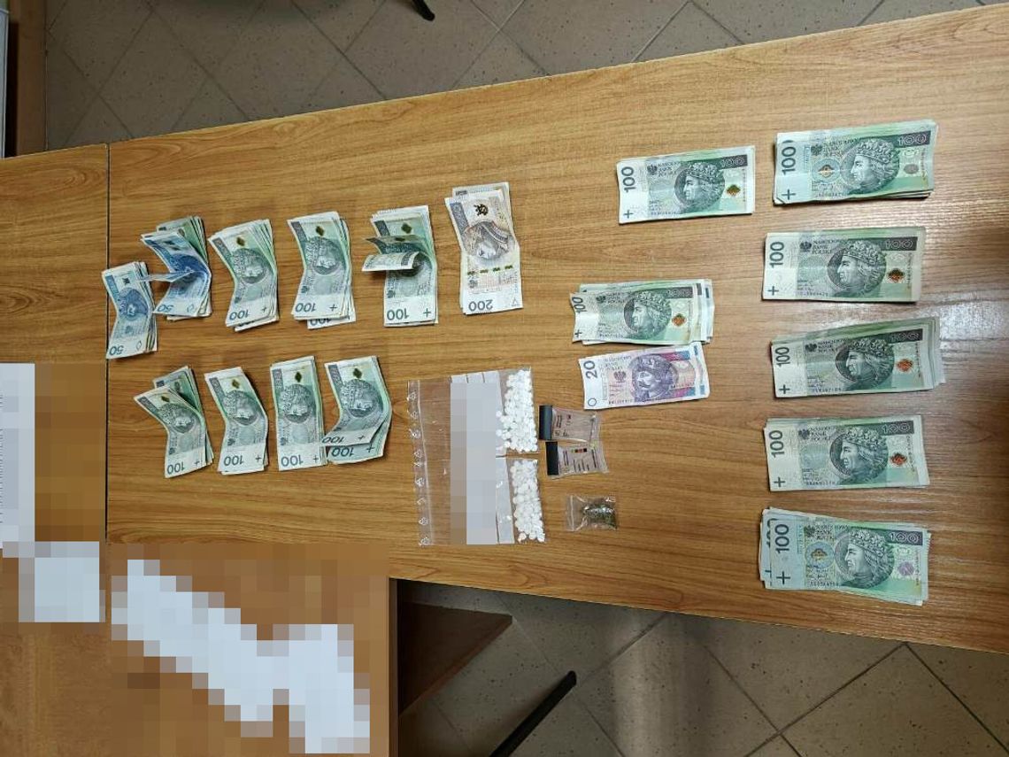 LEGIONOWO. 199 tabletek mefedronu, marihuana i zakaz kierowania pojazdami