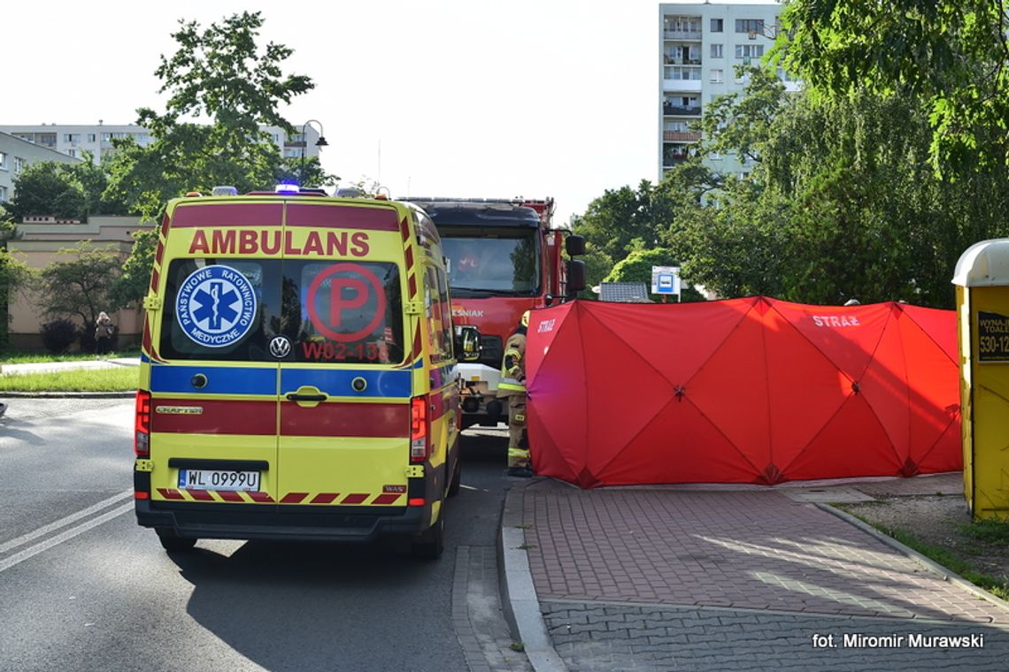 Legionowo. Akcja ratownicza w centrum miasta. 77-latek stracił przytomność przy ul. Sowińskiego. Pomogli świadkowie i służby
