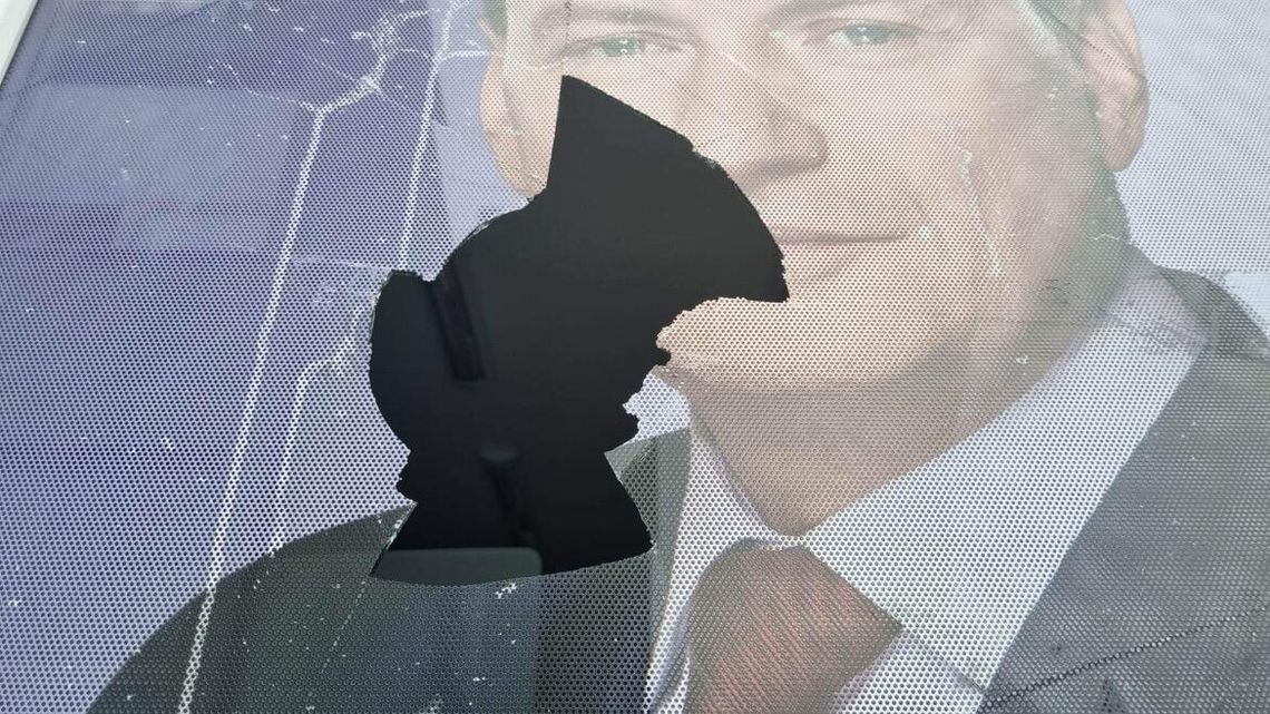 LEGIONOWO. Atak na biuro poselskie PIS. Wybito szyby [GALERIA]